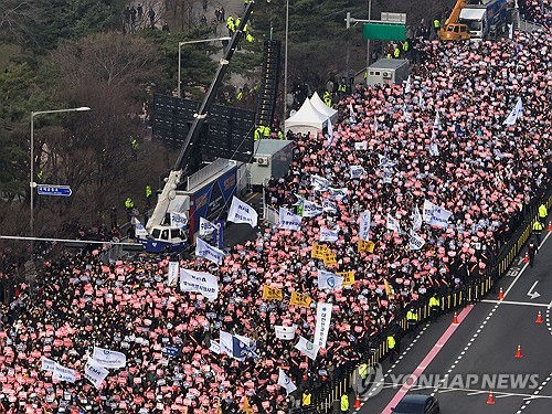 3일 오후 서울 영등포구 여의대로에서 열린 대한의사협회 주최 전국의사총궐기 대회에서 참가자들이 구호를 외치고 있다. [연합뉴스]